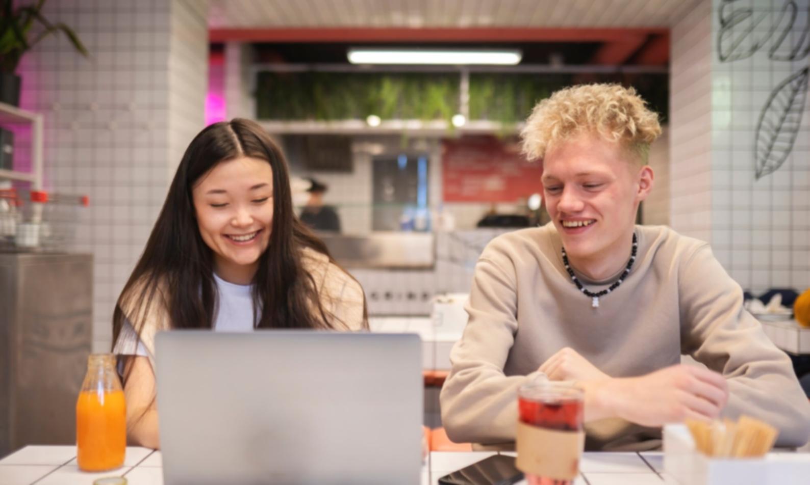 Intensive Arbeitsatmosphäre in einem Schreibworkshop