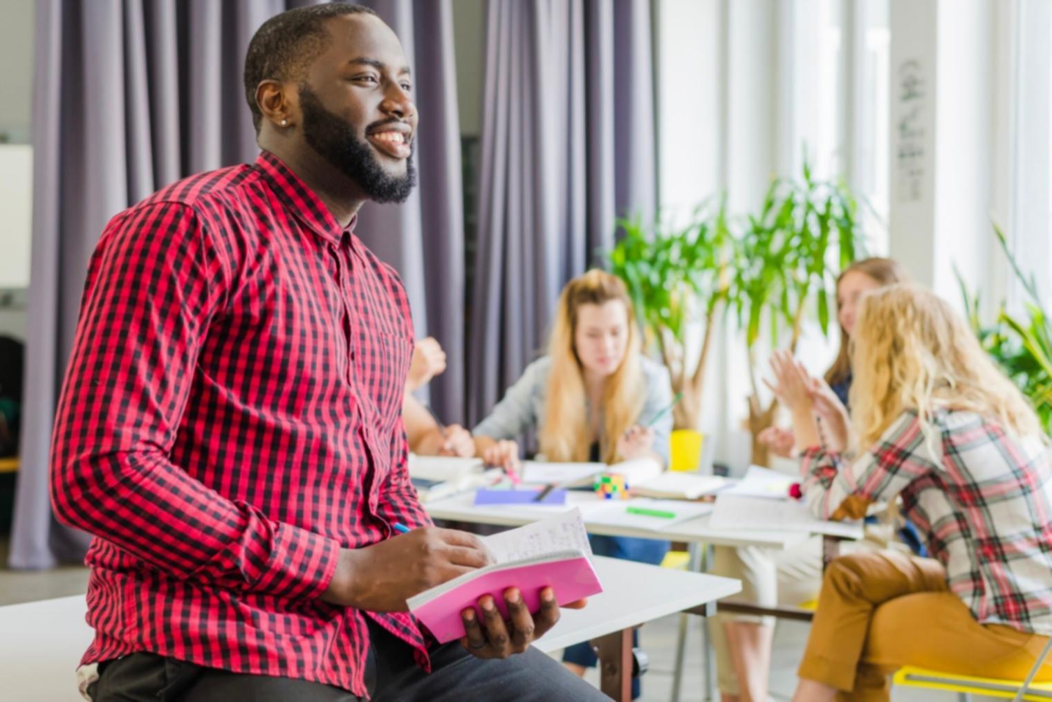 Charakterentwicklung und Figurenstudien am Schreibtisch